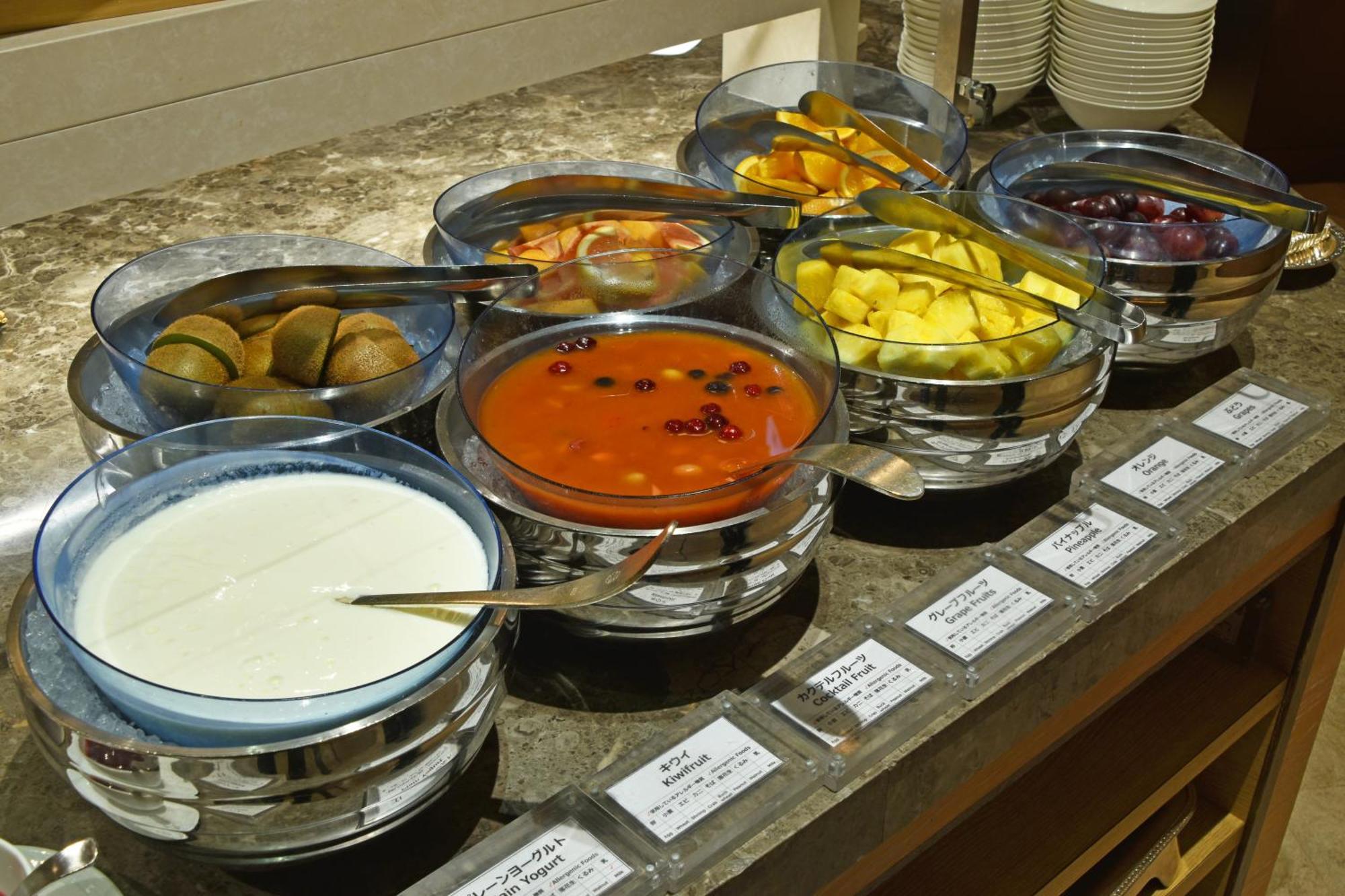 Hotel Okura Fukuoka Fukuoka  Eksteriør billede A selection of fruit and yoghurt at a buffet