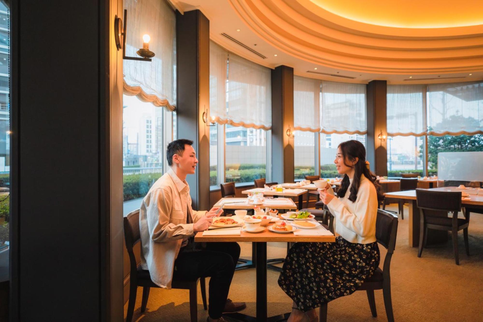 Hotel Okura Fukuoka Fukuoka  Eksteriør billede A couple dining at a restaurant in Japan
