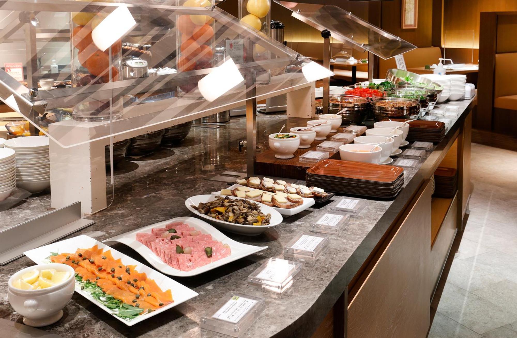 Hotel Okura Fukuoka Fukuoka  Eksteriør billede A buffet at a hotel