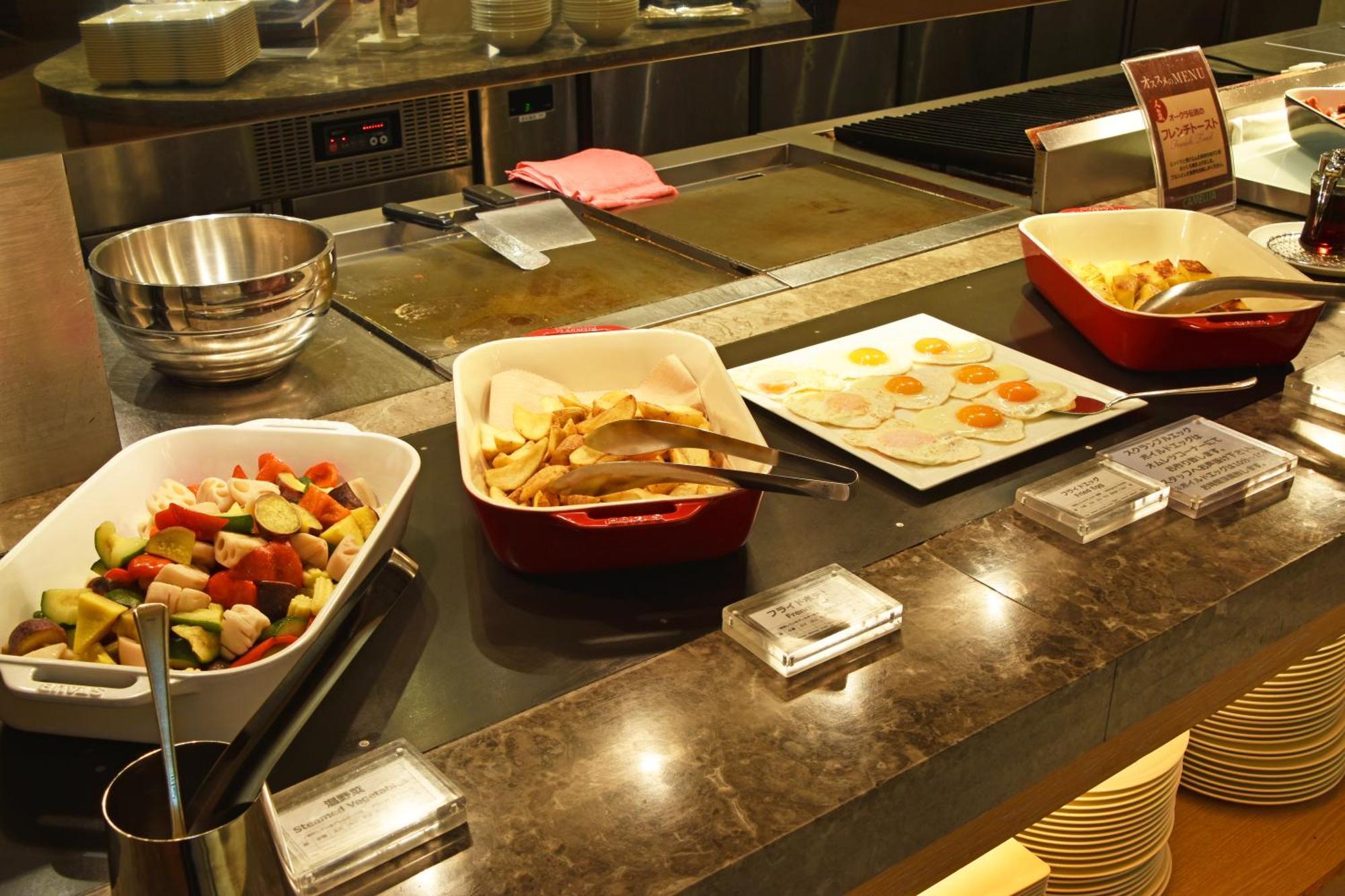 Hotel Okura Fukuoka Fukuoka  Eksteriør billede A buffet at a hotel