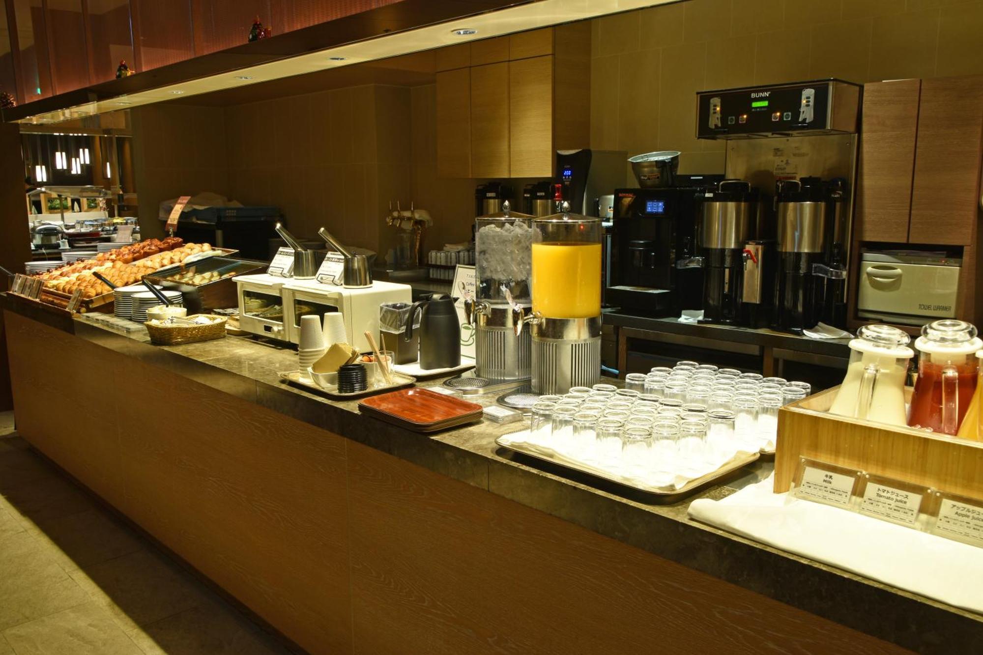 Hotel Okura Fukuoka Fukuoka  Eksteriør billede A buffet at a hotel