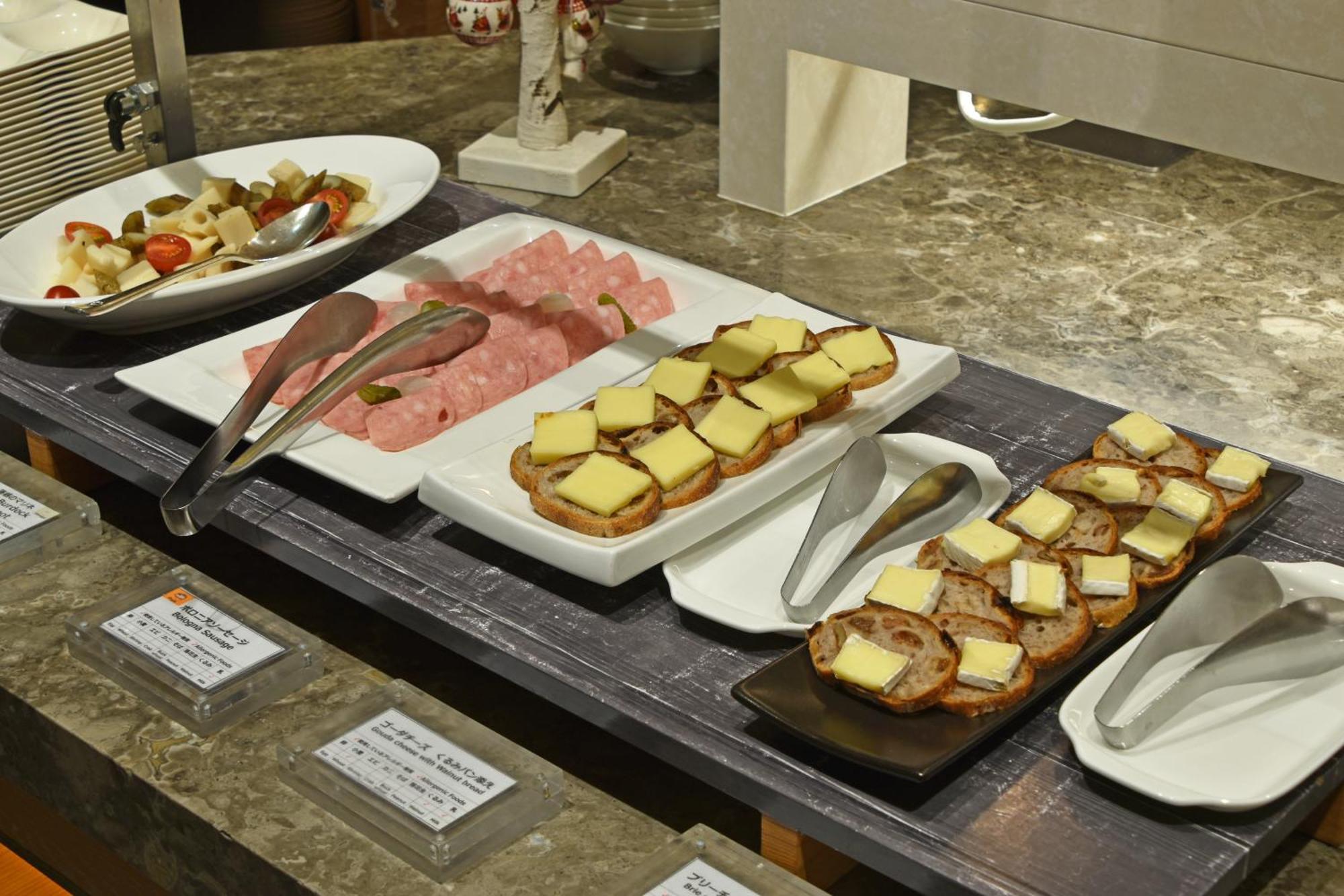 Hotel Okura Fukuoka Fukuoka  Eksteriør billede A cheese platter