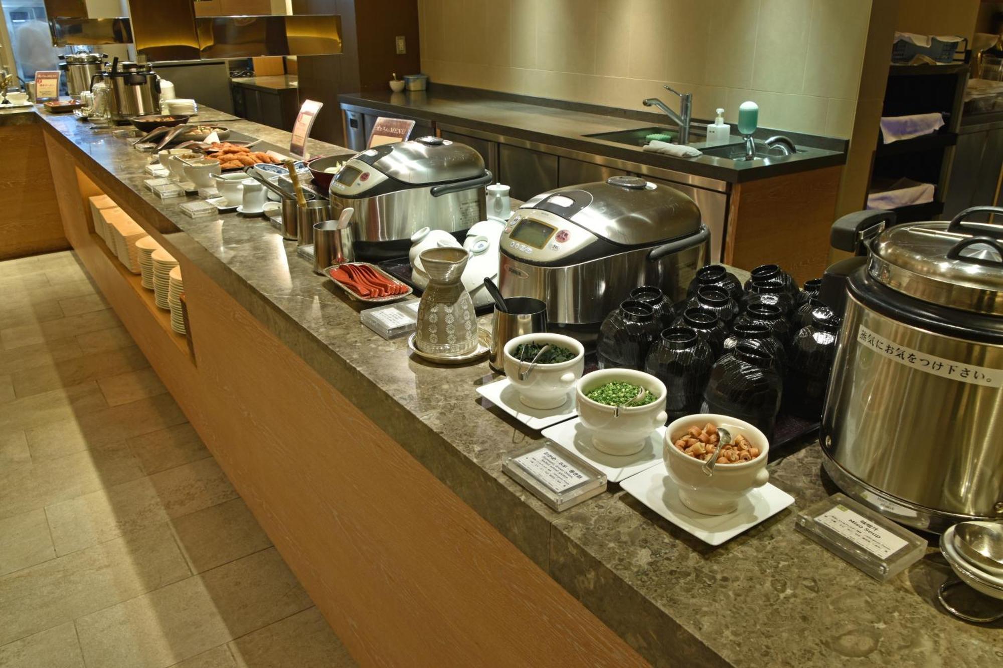 Hotel Okura Fukuoka Fukuoka  Eksteriør billede A buffet at a hotel