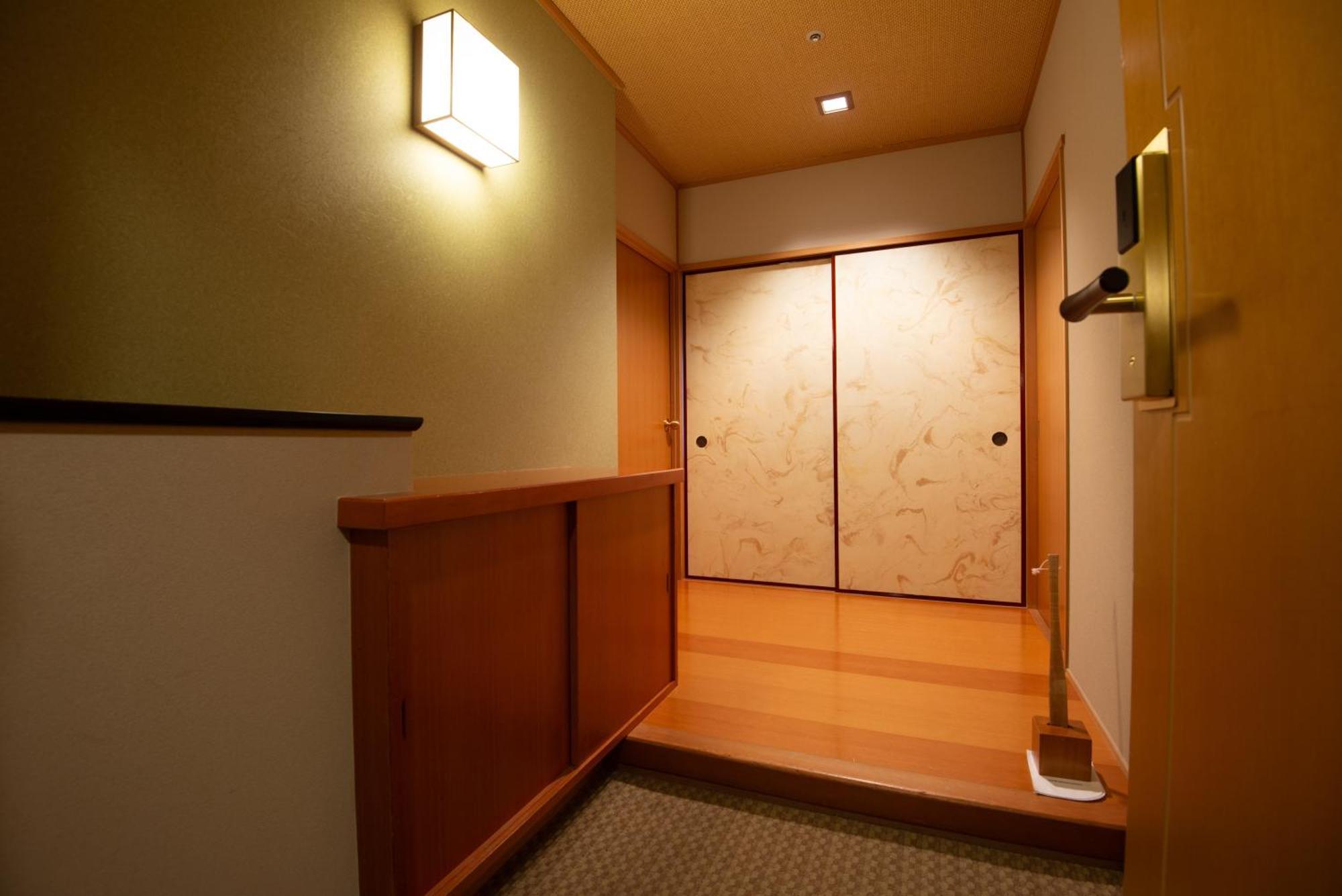 Hotel Okura Fukuoka Fukuoka  Eksteriør billede A small genkan